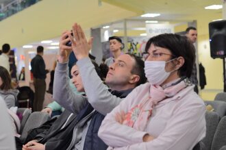 Зрители снимают выступление на телефон