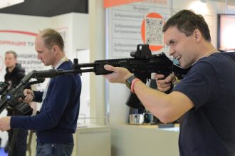 Мужчина с восторгом прицеливается из автомата LASERWAR