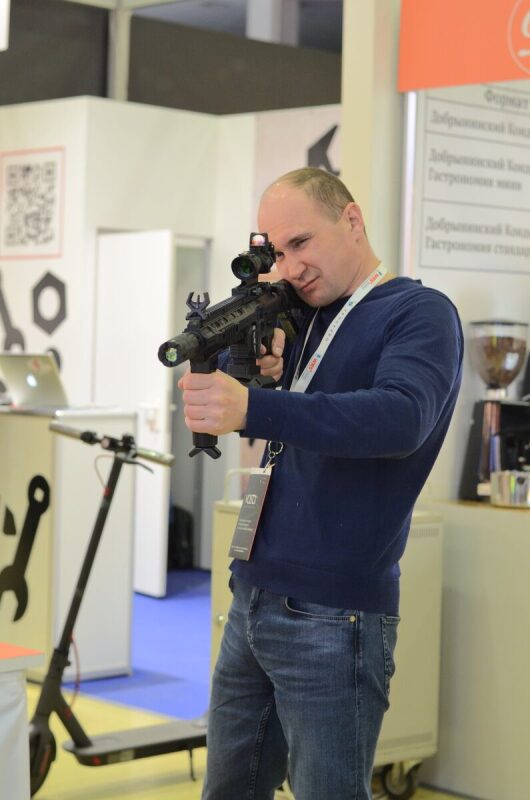 Мужчина с прицелом на автомате LASERWAR