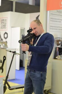 Мужчина с прицелом на автомате LASERWAR