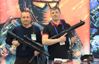 Два мужчины держат лазертаг-оружие LASERWAR