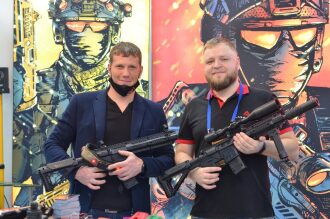 Два мужчины позируют с лазертаг-оружием LASERWAR.