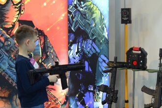 Мальчик примеряет лазертаг-винтовку LASERWAR.