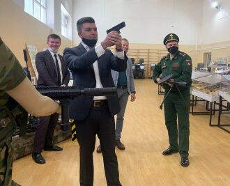 Мужчина в костюме целится из пистолета LASERWAR.