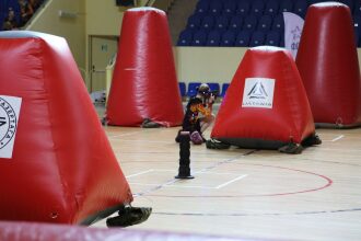 Игрок LASERWAR в прицеле между красных укрытий.