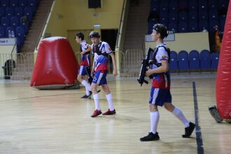 Игроки LASERWAR движутся по арене.