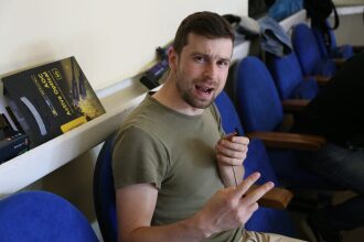 Оператор LASERWAR готовится к съемке.