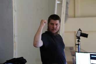 Уверенный боец LASERWAR демонстрирует готовность к игре.