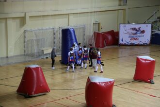 Команда LASERWAR обсуждает тактику игры перед стартом.