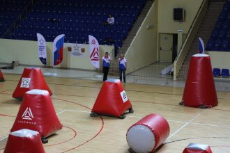 Красные укрытия LASERWAR на спортивной площадке.