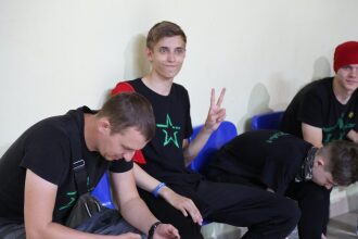 Боец LASERWAR показывает знак победы