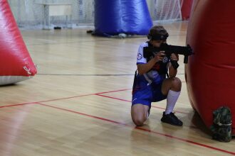 Мальчик в экипировке LASERWAR занимает позицию.