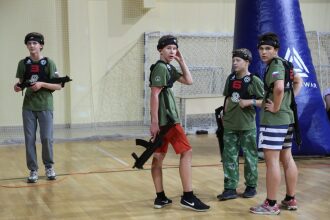 Команда LASERWAR готовится к виртуальному бою.