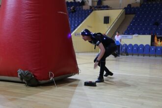 Игрок LASERWAR активирует базу в динамичном движении.