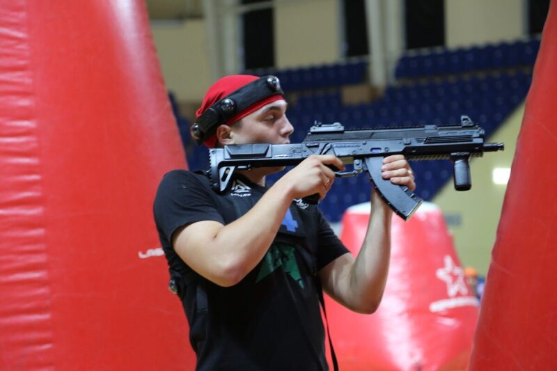 Игрок LASERWAR с автоматом в красном окружении.