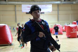 Боец LASERWAR с оружием готов к виртуальному сражению.