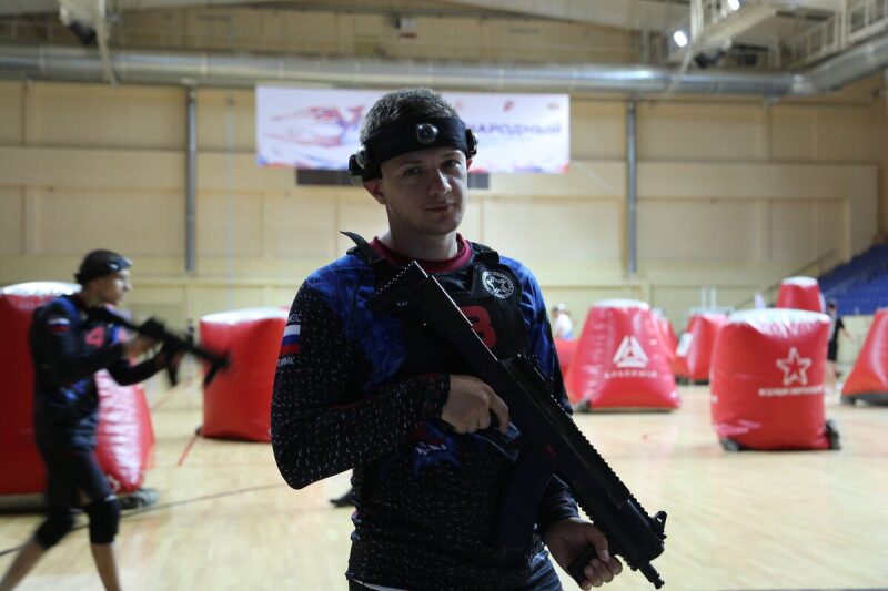 Игрок LASERWAR с футуристическим оружием в руках