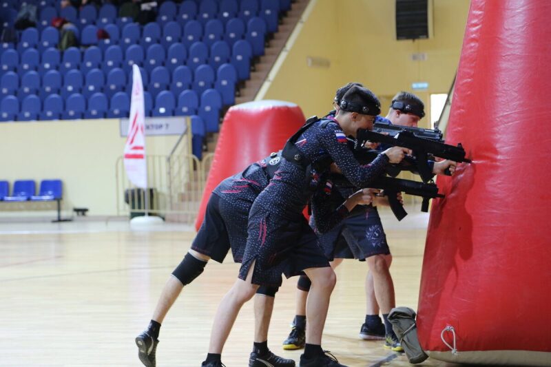 Игроки LASERWAR занимают позиции у красного укрытия.