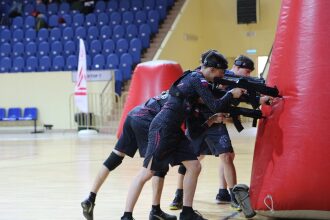 Игроки LASERWAR занимают позиции у красного укрытия.