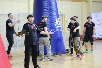 Игроки LASERWAR в ожидании начала игры у синего надувного укрытия.