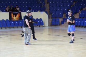 Игроки LASERWAR обсуждают тактику перед началом игры.