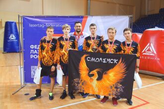 Команда «Смоленск» с кубком и флагом победителей.