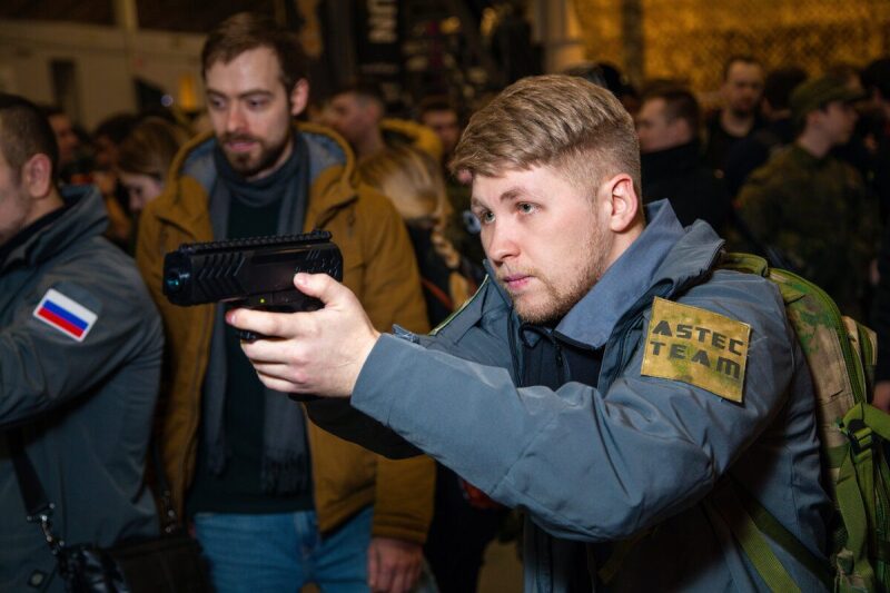 Игрок ASTEC TEAM с тагером LASERWAR прицеливается.