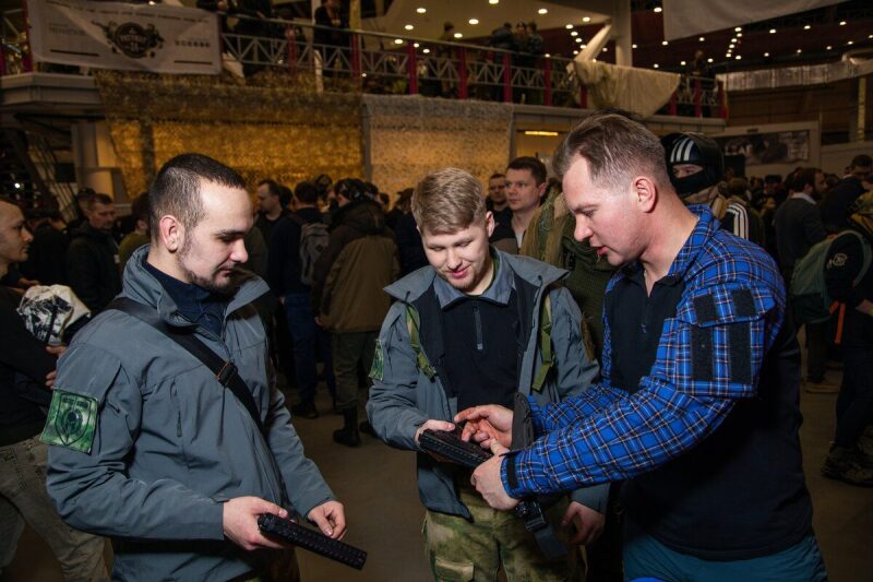 Игроки LASERWAR обсуждают снаряжение.