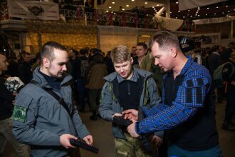 Игроки LASERWAR обсуждают снаряжение.