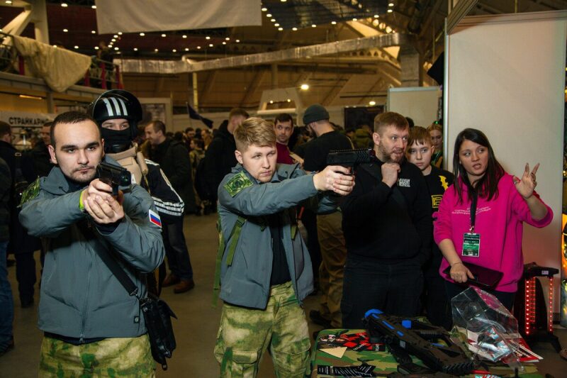 Игроки LASERWAR готовятся к бою с тагерами.