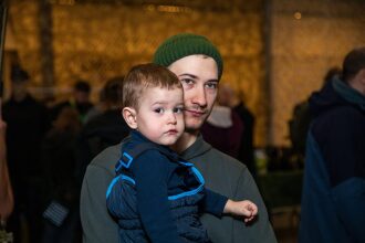 Отец и сын в ожидании игры