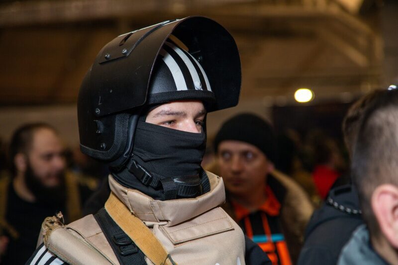 Игрок в защитной экипировке LASERWAR готов к бою.