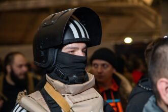 Игрок в защитной экипировке LASERWAR готов к бою.