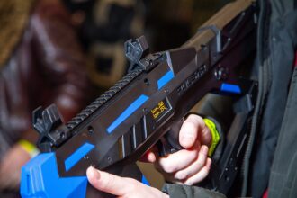 Крупный план тагера LASERWAR с синими акцентами.