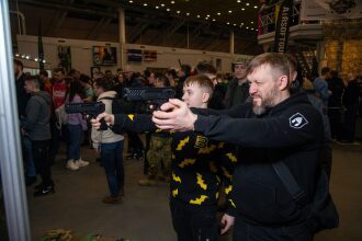 Мужчина и мальчик тренируются с тагерами LASERWAR.