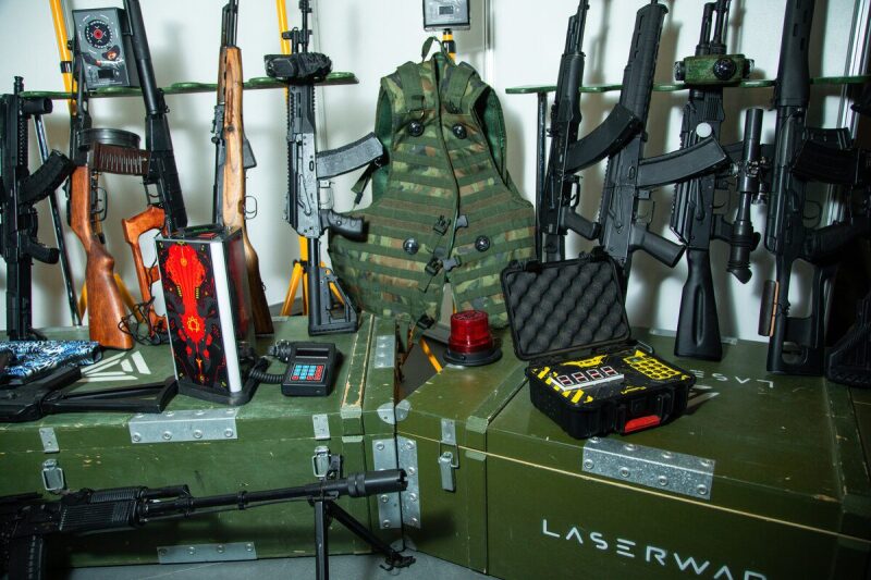 Оборудование LASERWAR: тагеры, жилет и кейс с электроникой.
