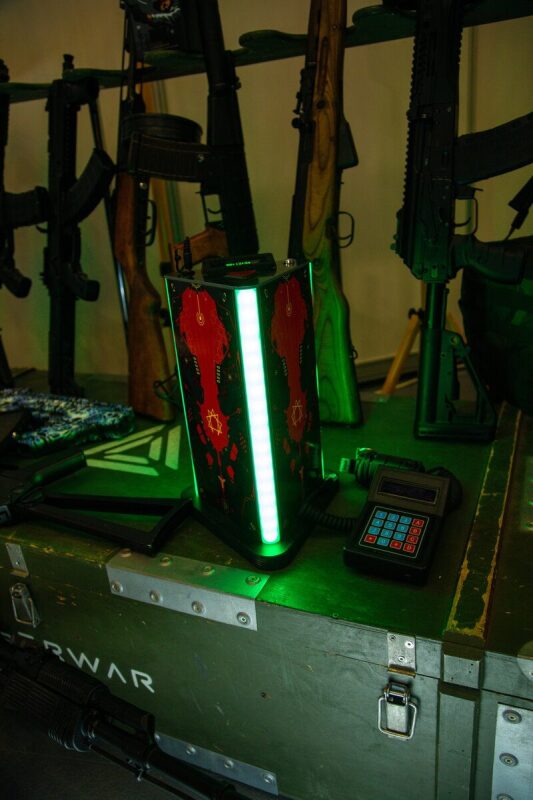 Лазертаг-оборудование LASERWAR: база и пульт управления.