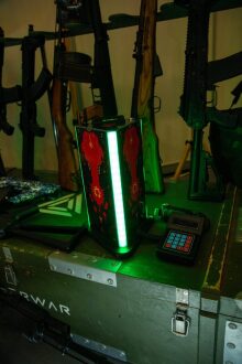 Лазертаг-оборудование LASERWAR: база и пульт управления.