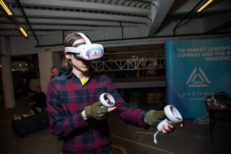 Игрок в VR-шлеме LASERWAR управляет виртуальным миром.