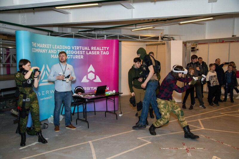 Игрок в VR-очках активно погружается в виртуальную реальность.