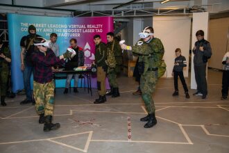 Игроки в VR-гарнитурах LASERWAR сражаются в виртуальном пространстве.