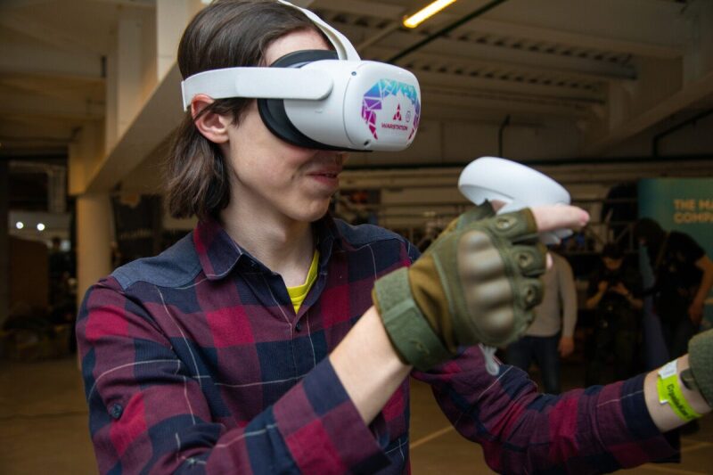 Парень в VR-шлеме LASERWAR управляет виртуальным миром.