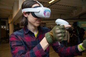 Парень в VR-шлеме LASERWAR управляет виртуальным миром.