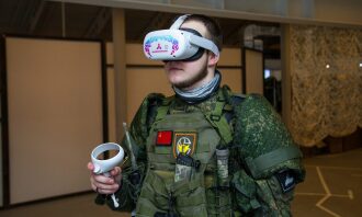 Игрок в VR-гарнитуре LASERWAR с контроллером в руке