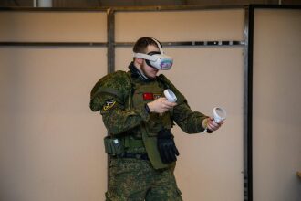 Игрок в VR-гарнитуре LASERWAR с контроллерами активно управляет игрой.