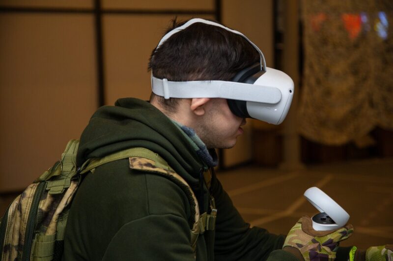Пользователь LASERWAR в VR-шлеме управляет виртуальной реальностью.