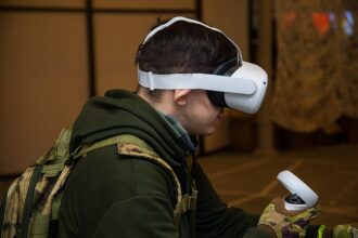 Пользователь LASERWAR в VR-шлеме управляет виртуальной реальностью.