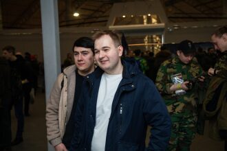 Два участника выставки LASERWAR позируют для фото.