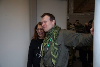 Пара наслаждается атмосферой выставки LASERWAR.