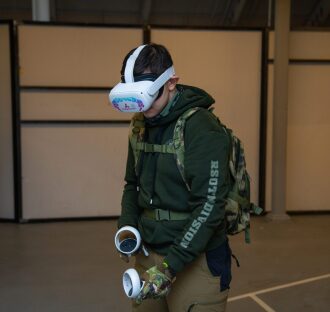 Молодой человек в VR-шлеме LASERWAR осваивает виртуальность